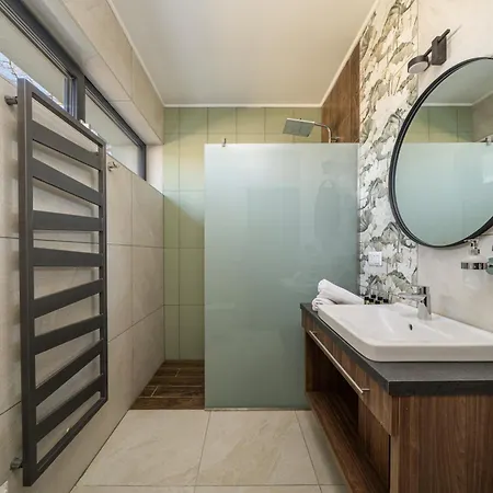 Balaton Flow شقة فندقية 4*